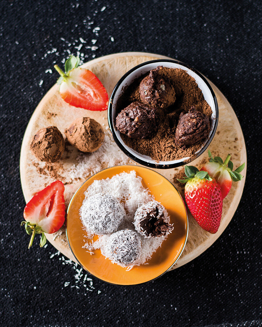 Almond and cocoa energy balls
