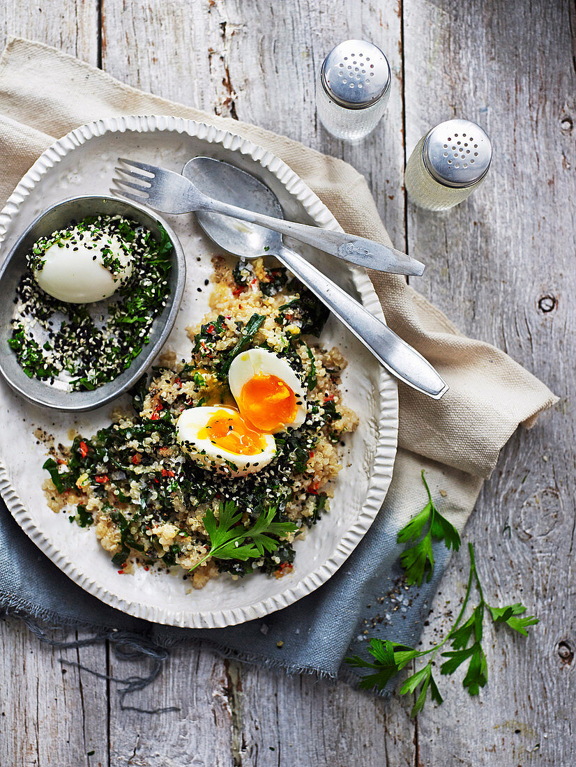 Grünes Quinoa mit Sesam-Eiern