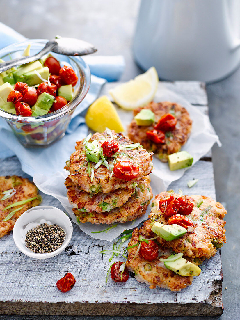 Glutenfreie Fritter mit Schinken und Frühlingszwiebeln