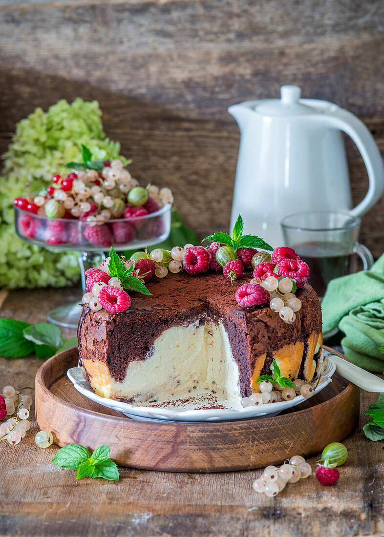 Chocolate quark cake with berries