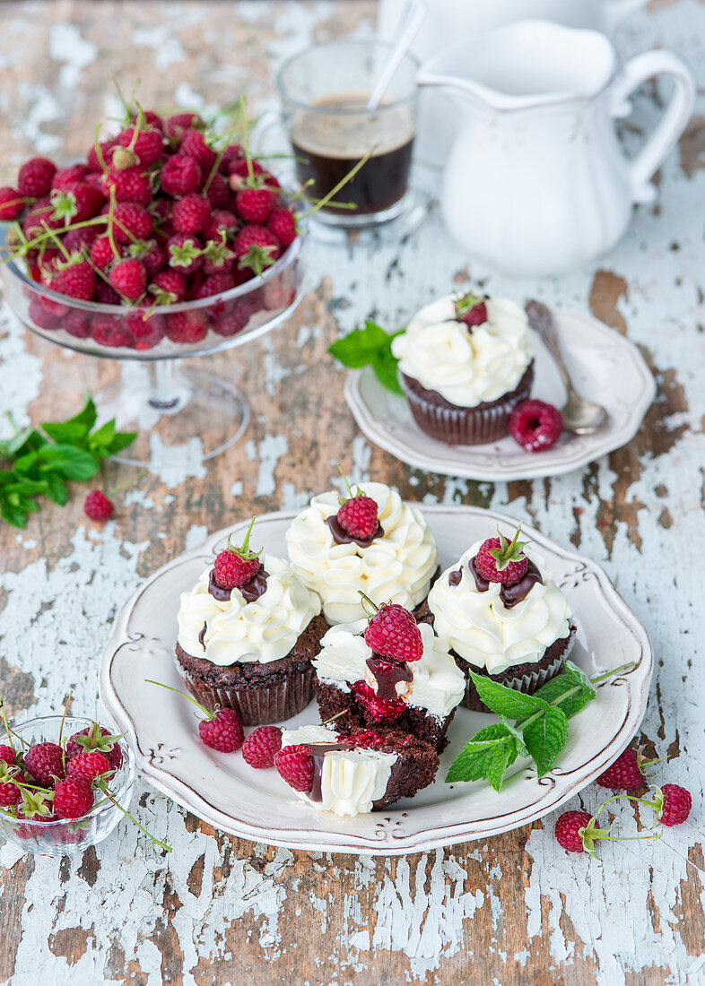 Schokoladen-Vanille-Cupcakes mit Buttercreme und Himbeeren