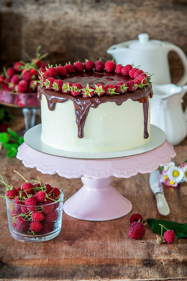 Schokoladen-Vanille-Buttercremetorte mit Himbeeren