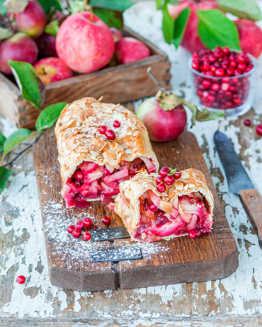 Apfel-Cranberry-Strudel aus Hefeteig mit Mandelblättchen