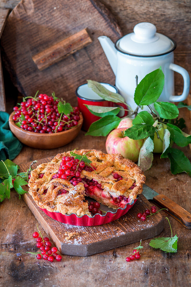 Apple pie with red currant