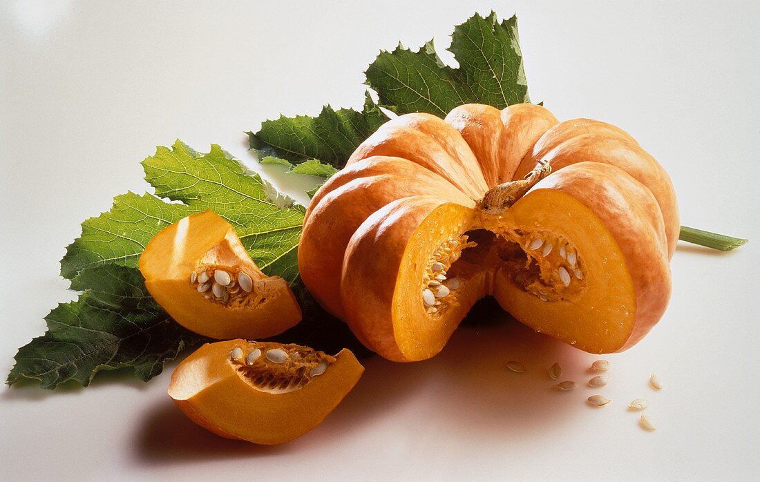 Oranger Kürbis (Pumpkin), angeschnitten