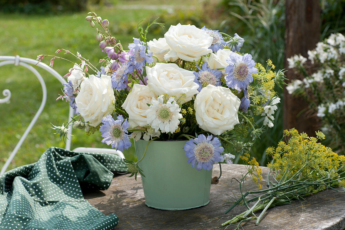 Blau-weißer Strauß mit Rosen und Stauden