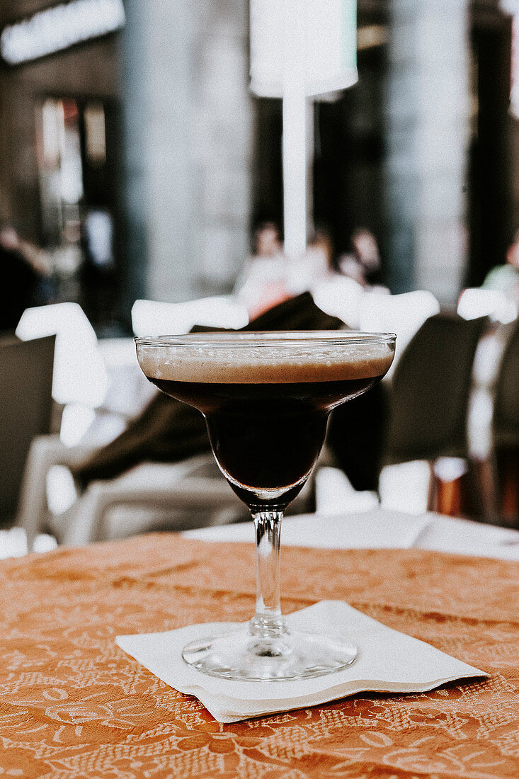 Ein Glas Espresso Martini (Drink aus Wodka, Kaffeelikör und Espresso)