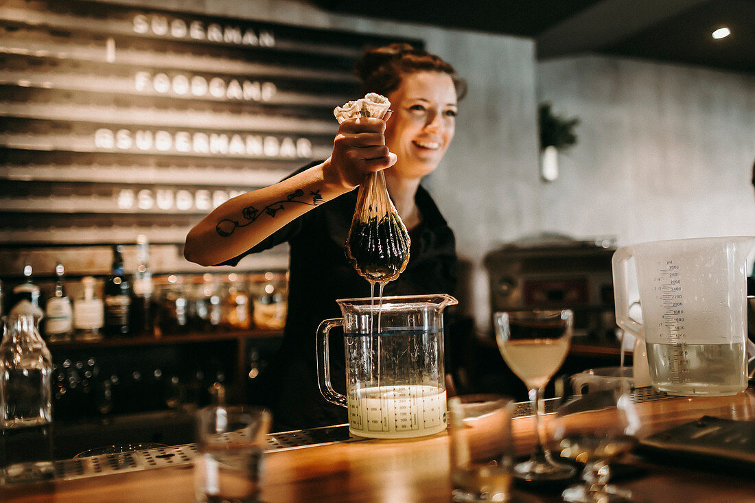 Barfrau hinter Bartheke (Suderman Bar, Köln, Deutschland)