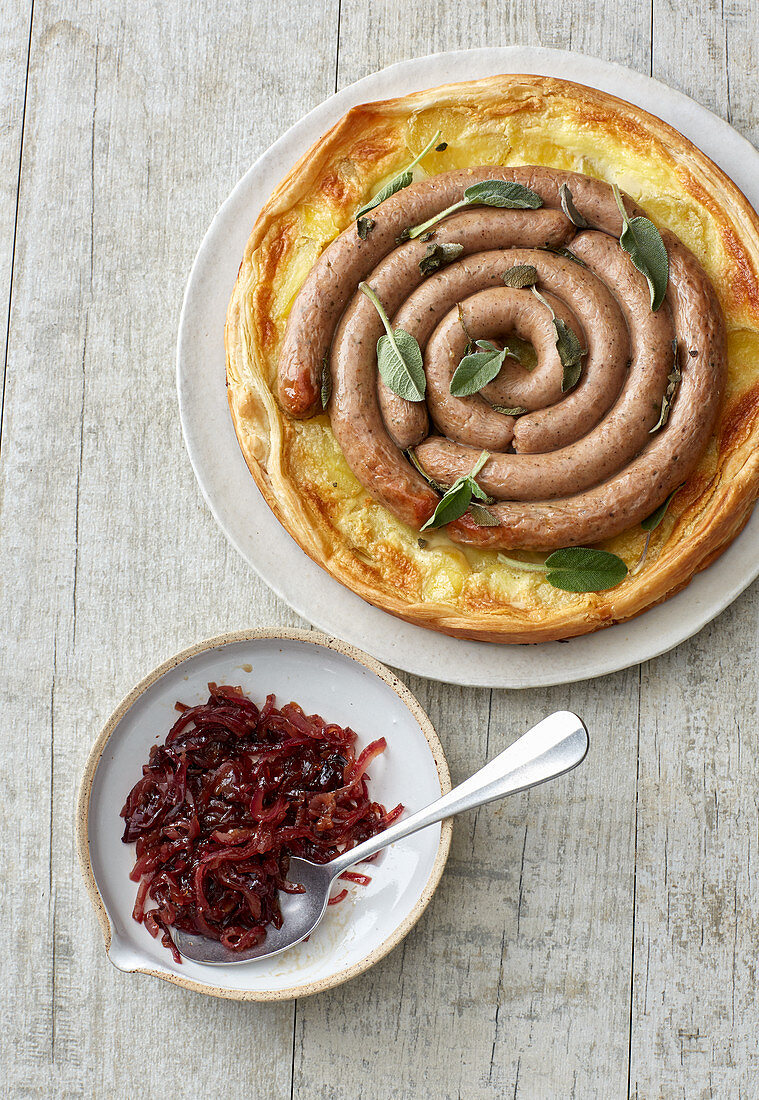 Bratwurst-Kartoffel-Quiche mit Balsamicozwiebeln