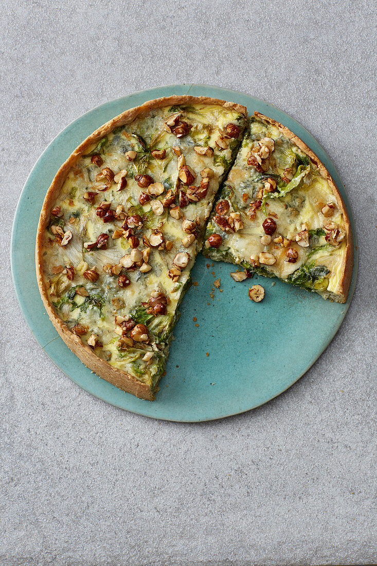 Chicory and gorgonzola tart with crunchy nuts