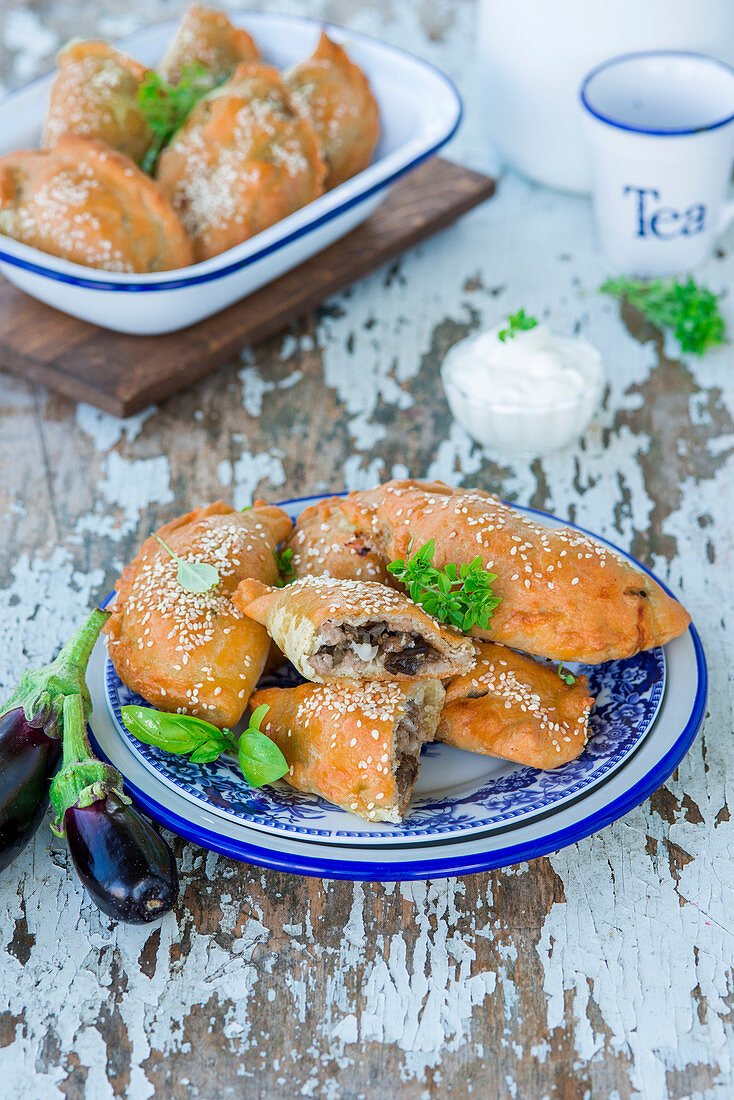 Hand Pies mit Auberginen und Schweinefleisch