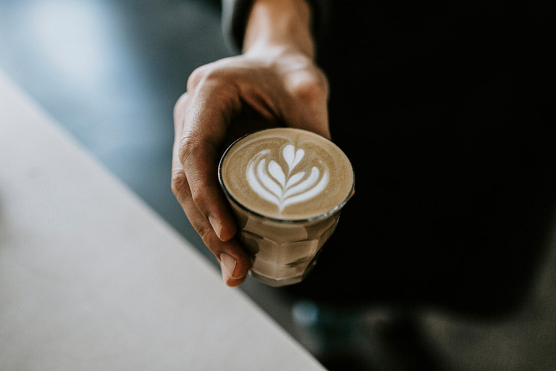 Cappuccino mit Milchschaum-Muster