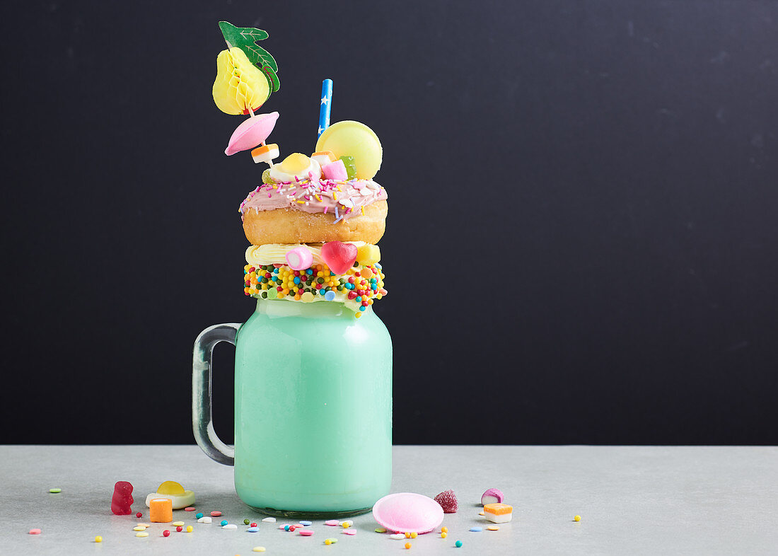 Freak Shake - Kaugummi Milchshake mit Donut und Süßigkeiten