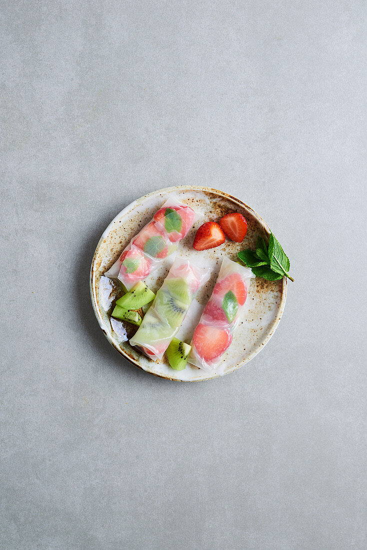 Rice paper rolls with fruit and mint