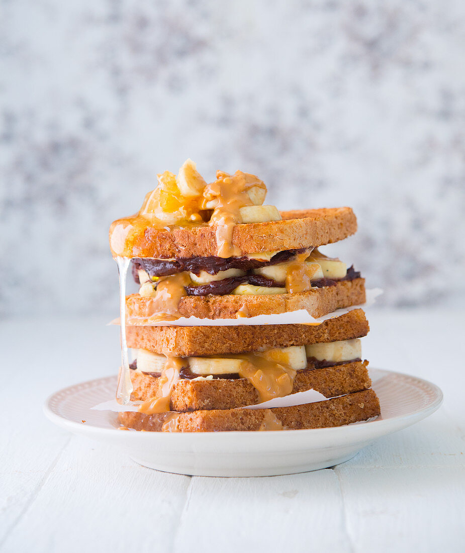 Bananen-Erdnusscreme-Sandwich mit Honig und Schokoladencreme