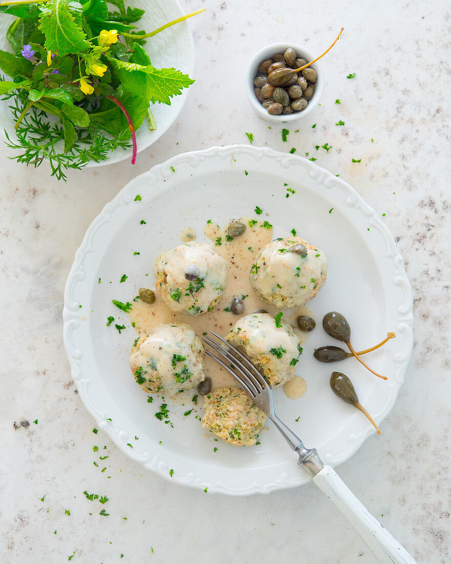 Königsberger Klopse mit Kapernsauce und Salat