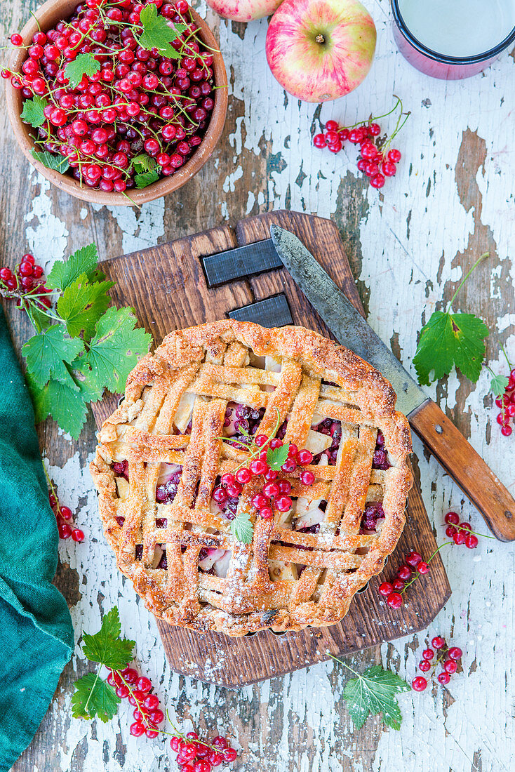 Apple pie with redcurrants