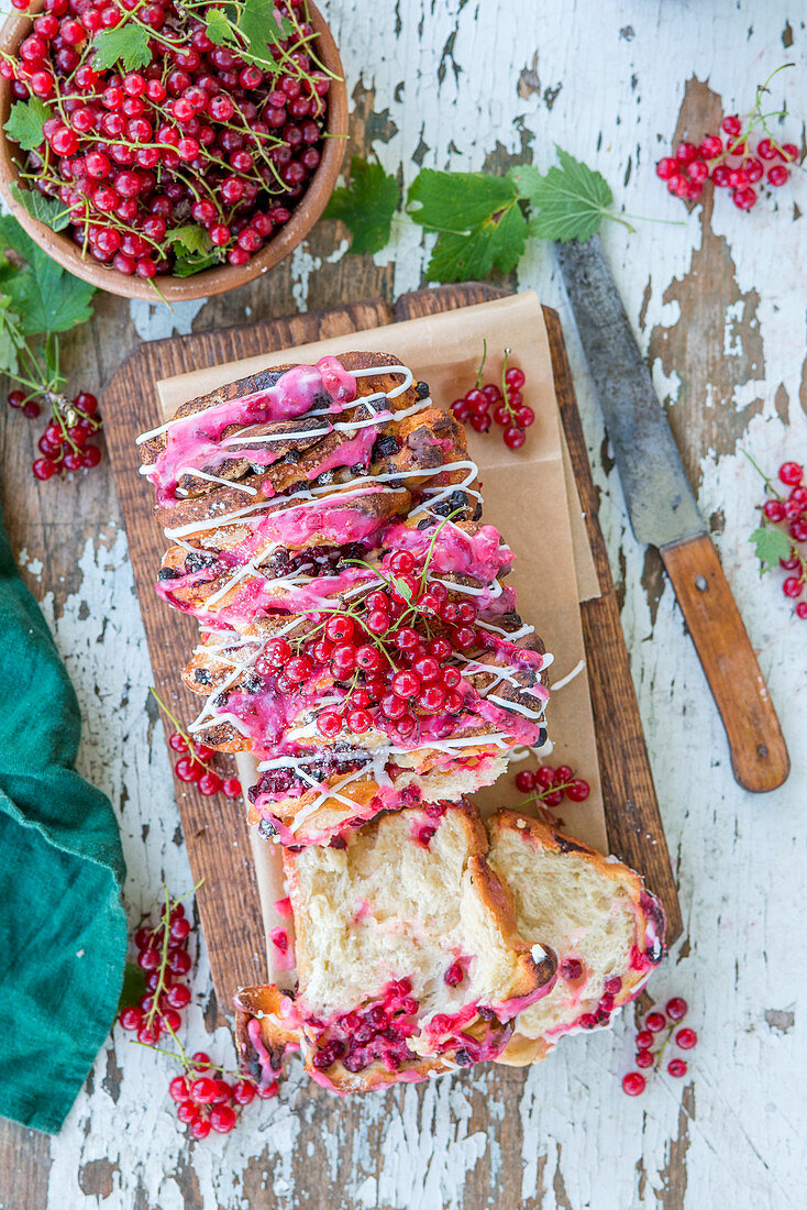 Zupfbrot mit roten Johannisbeeren