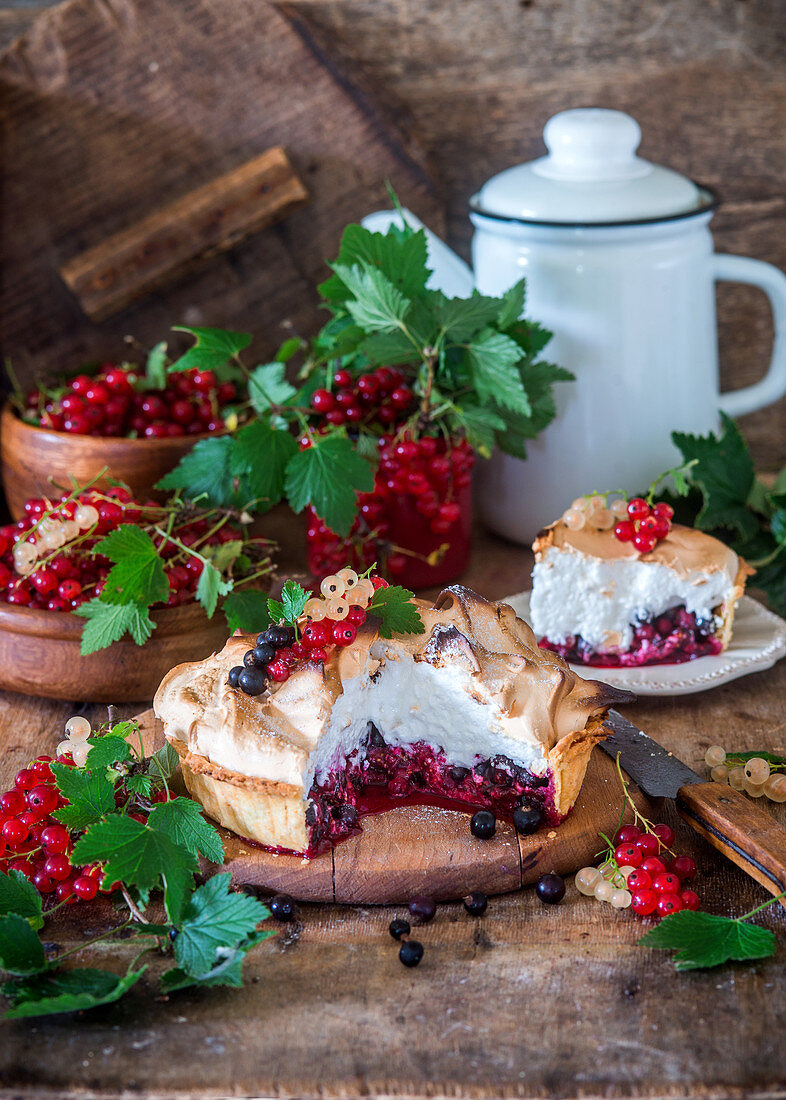 Meringue pie with redcurrants