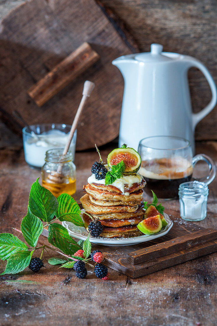 Ein Stapel Pancakes mit Joghurt, Feigen und Brombeeren