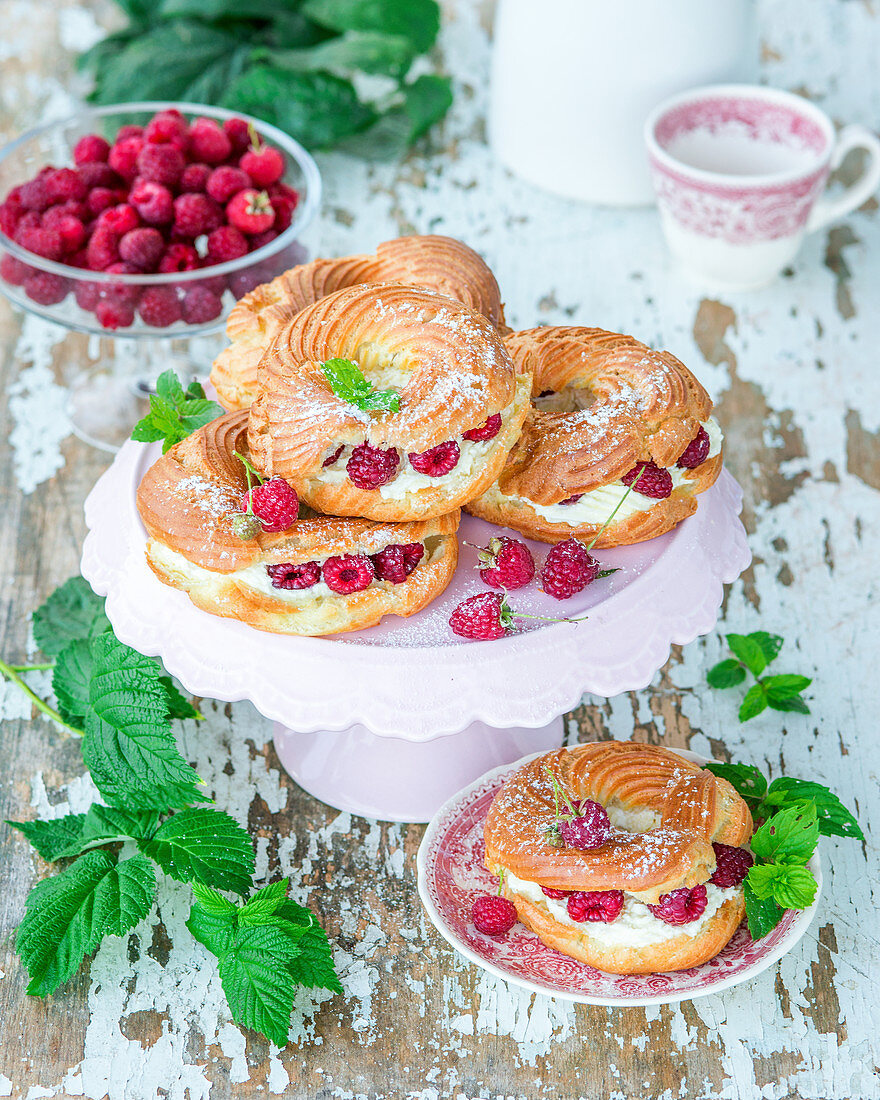 Brandteigringe mit Quarkcreme und Himbeeren