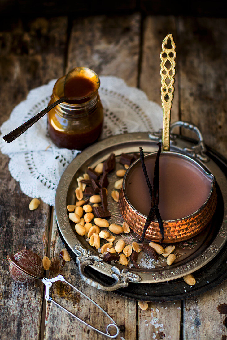 Heiße Schokolade mit Erdnusskaramell in Kupfertöpfchen