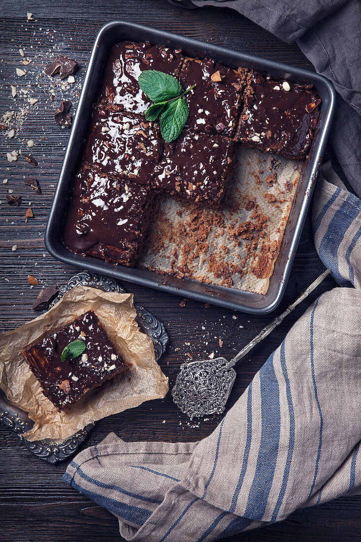 Schokokuchen mit Zartbitter Schokoglasur und Mandeln