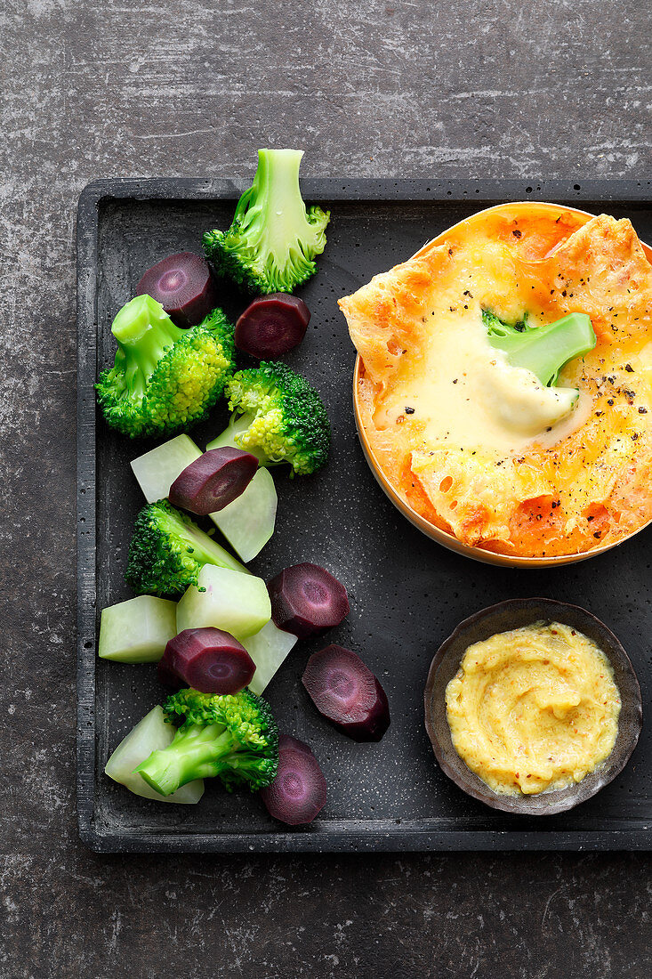 Ofenkäse mit Birnensenf und Gemüse (Low Carb)