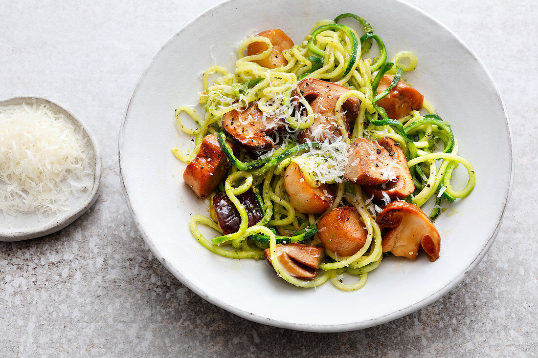 Courgette spaghetti with pesto and mushrooms (low carb)