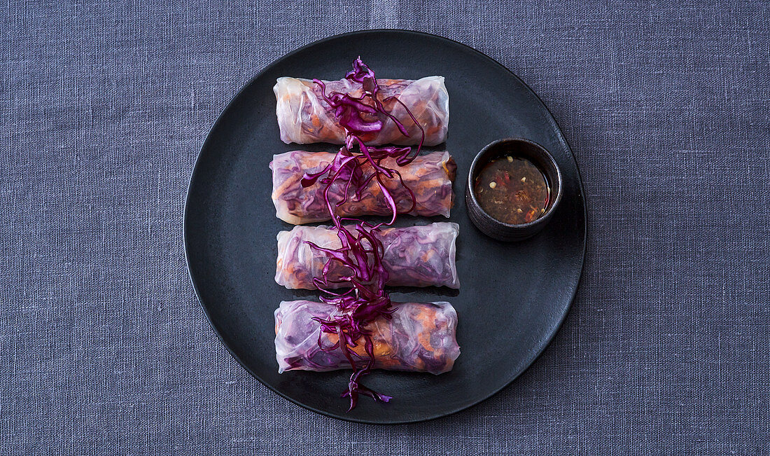 Vegan summer rolls with red cabbage and a spicy chilli dip