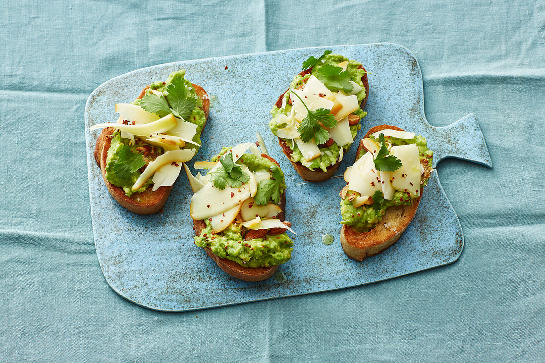 Avocado-Bruschetta mit Scamorza