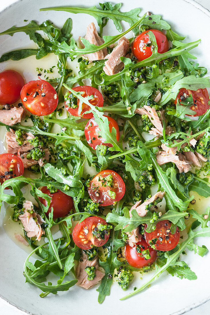 Rocket salad with cherry tomatoes and tuna fish