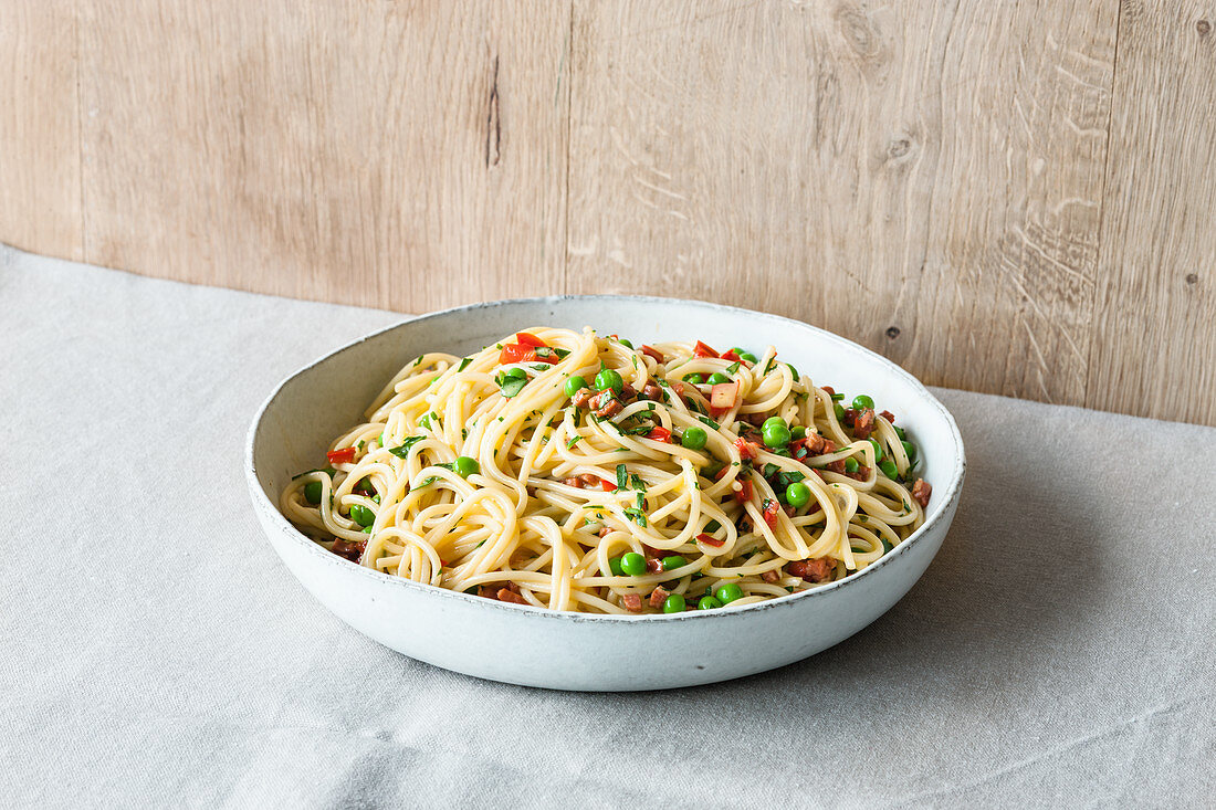 Spaghetti carbonara with vegetables