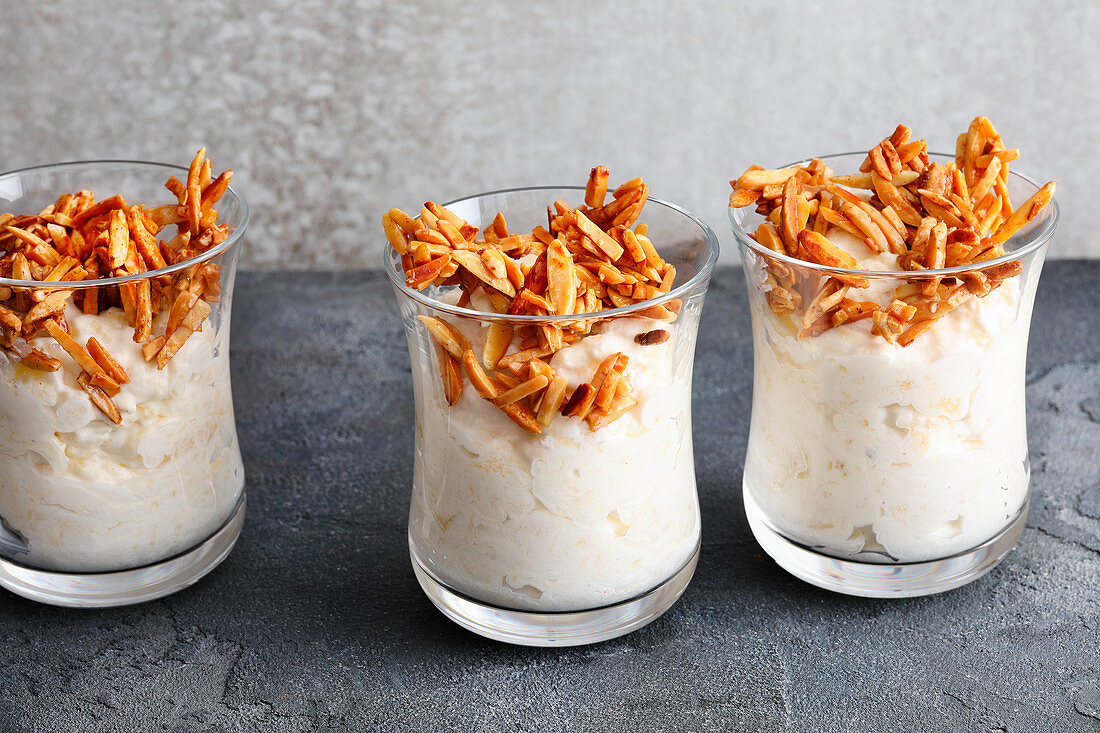 Creamy apple dessert with almond and cinnamon crunch (low carb)