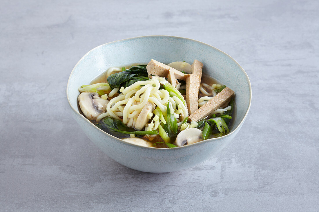 Japanische Ramen-Gemüsesuppe mit Tofu