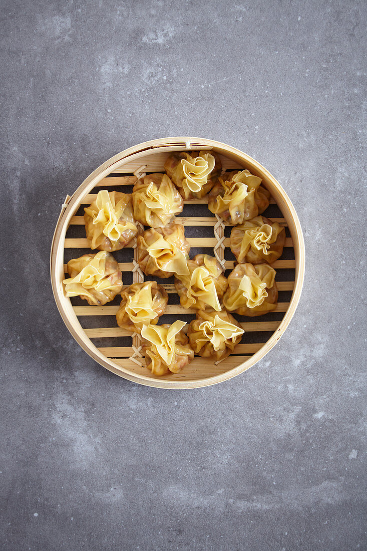 Steamed prawn wontons in a bamboo basket (China)