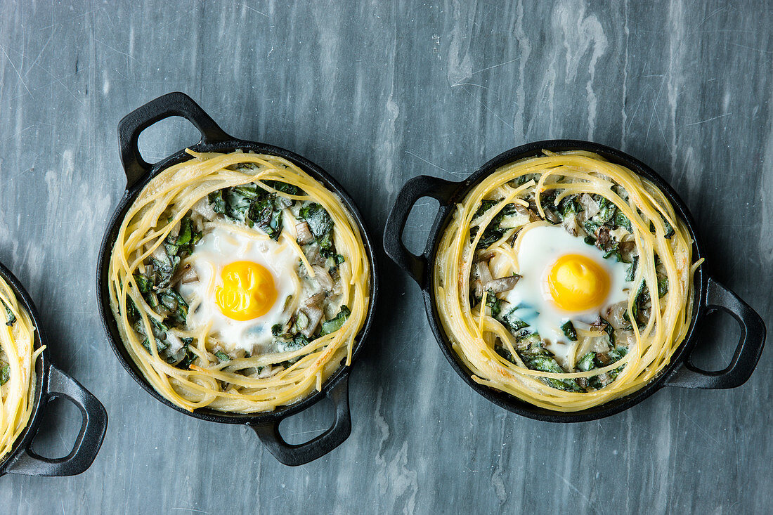 Oven-baked pasta nests with chard and fried eggs