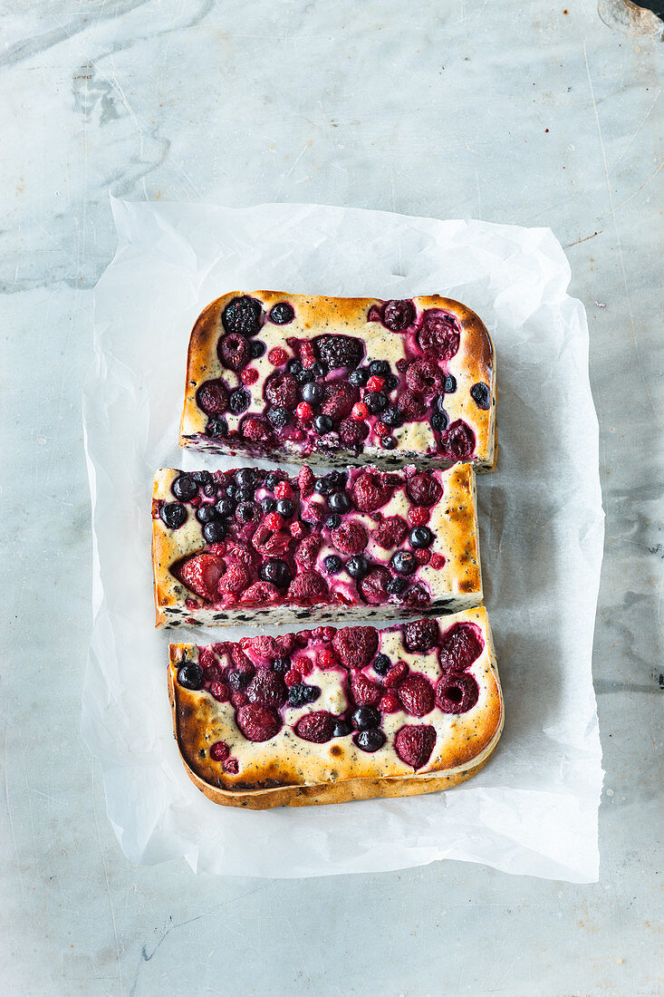 Oreo cheesecake bake with berries