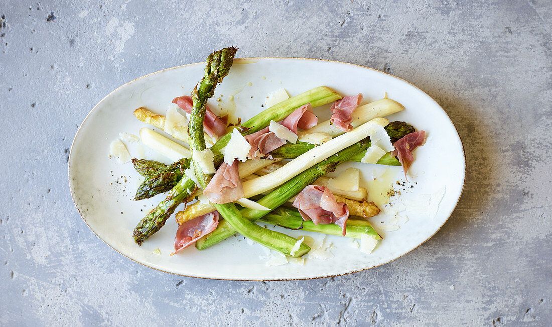 Green and white asparagus made in a hot-air fryer