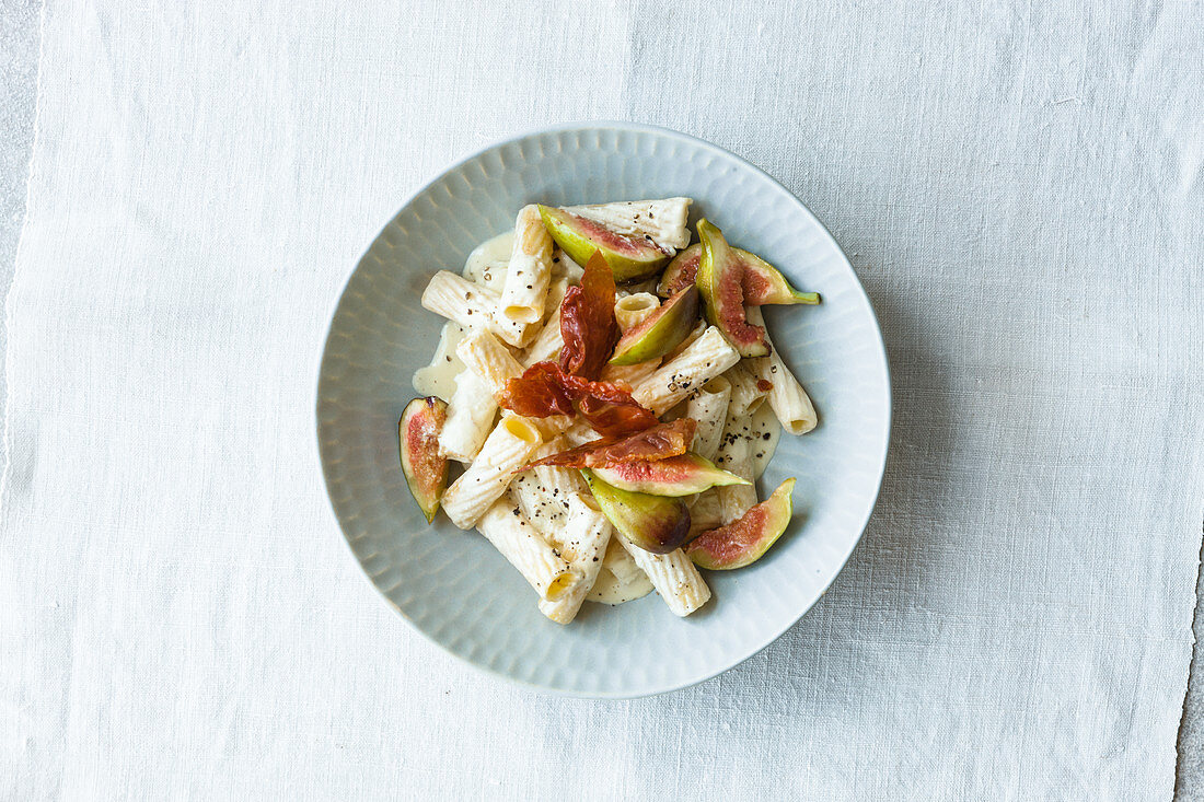 Rigatoni with ricotta sauce and figs