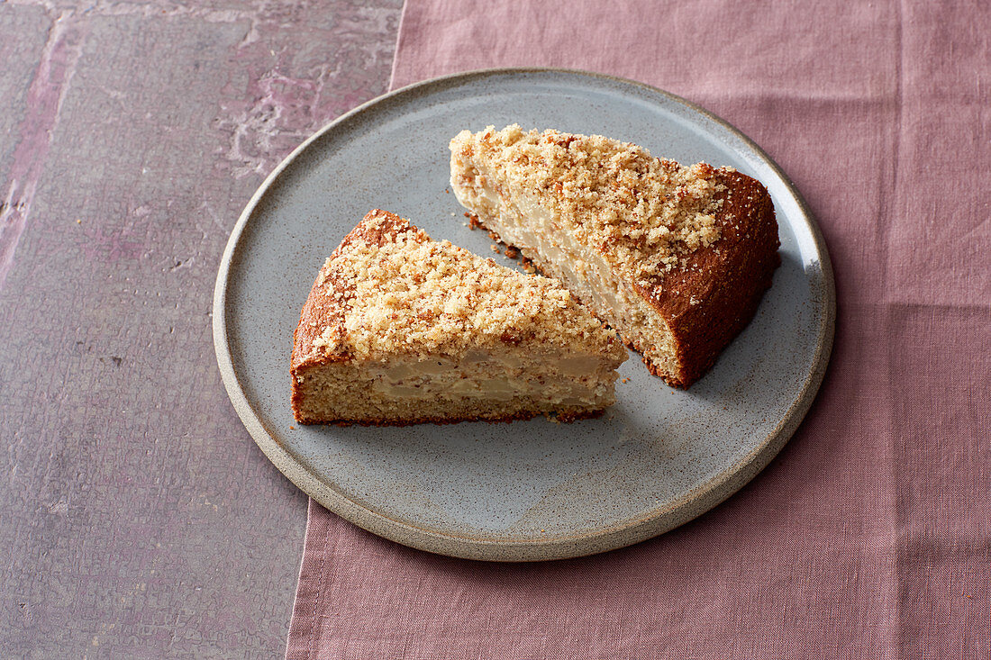 Oil-sponge crumble cake with pears