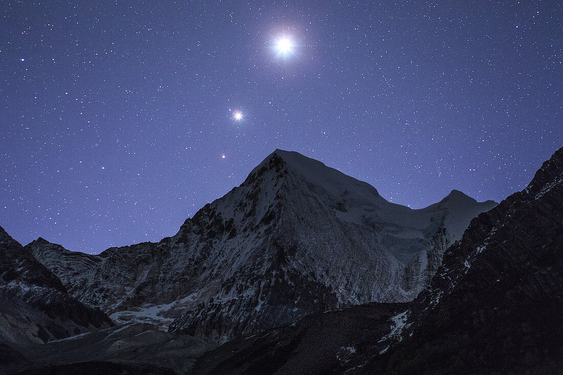 Planetary conjunction over a mountain in China