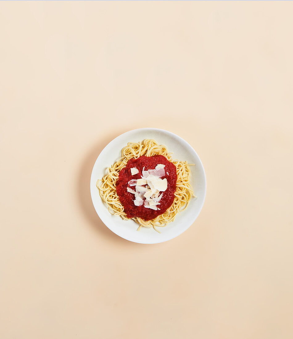 Spaghetti mit Tomatensauce und Parmesanspänen