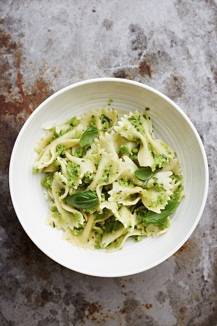 Pesto aus Puffbohnen mit Farfalle