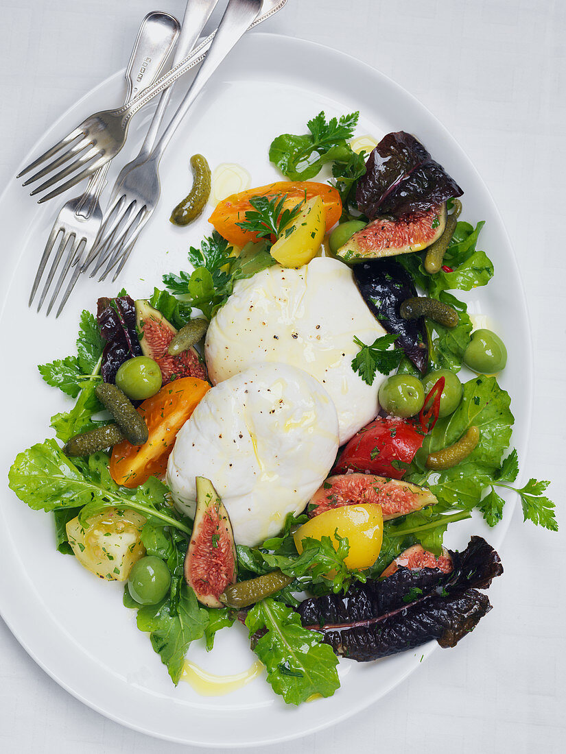 Garden salad with burrata and figs