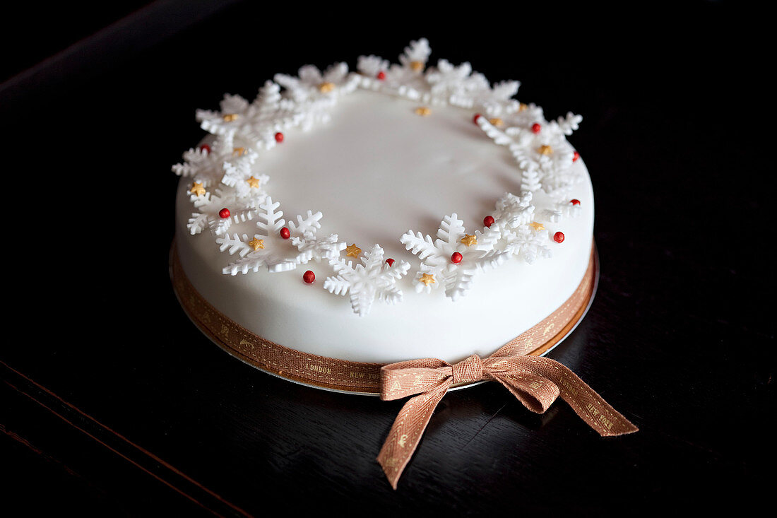 Beautifully decorated Christmas cake with bow