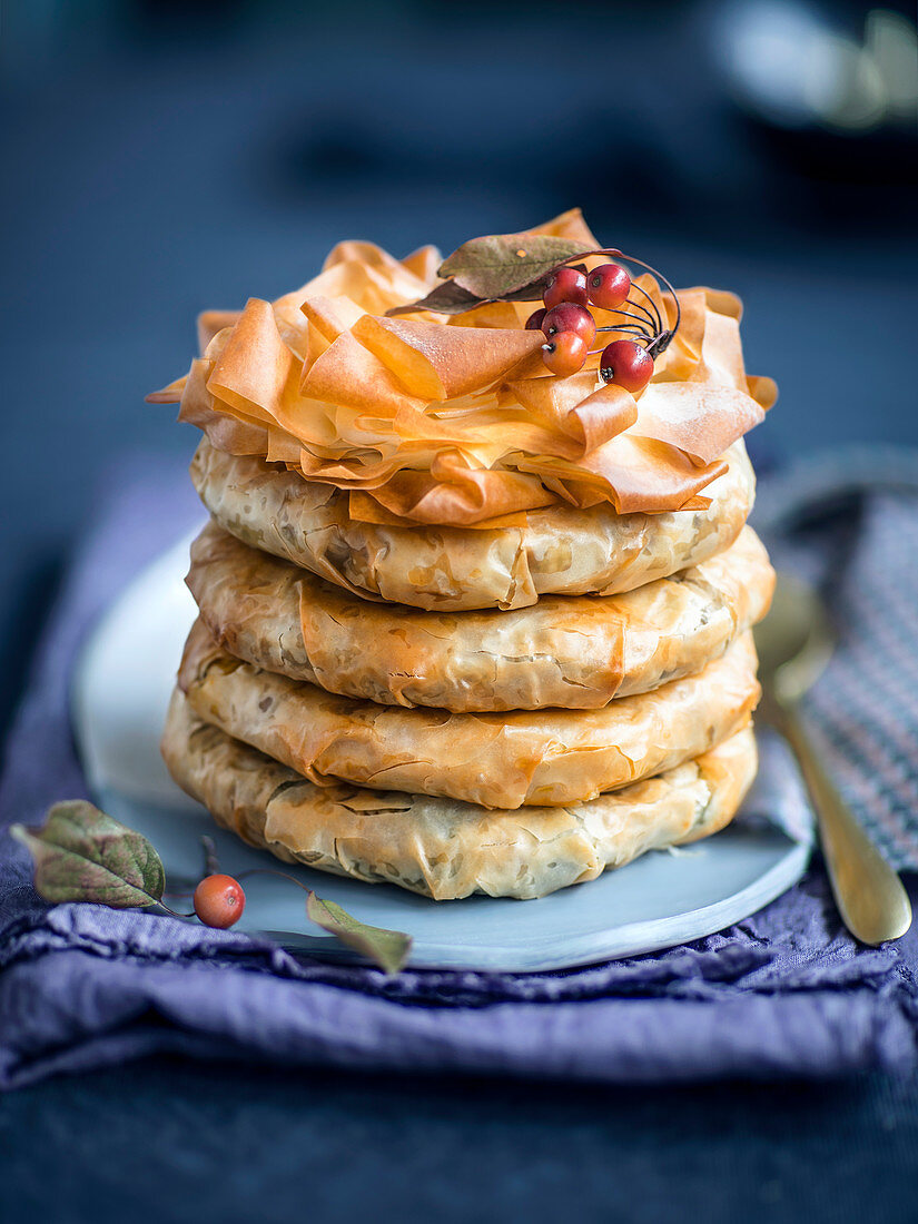 Pikante Filoteigtorte mit Gemüse- und Wurstfüllung