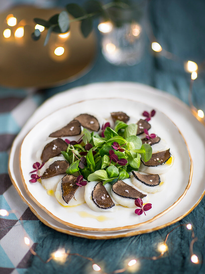 Weihnachtlicher Jakobsmuschel-Trüffel-Salat