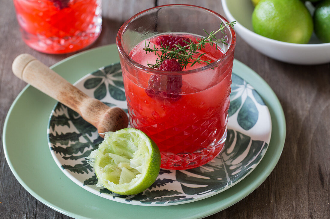 Raspberry Thyme – a cocktail with thyme, limes, raspberries and gin