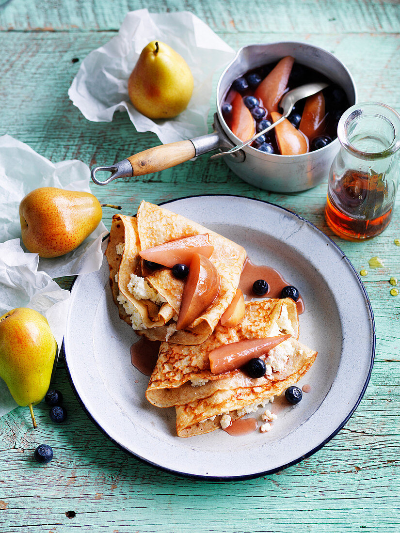 Dinkelcrepes mit pochierter Birne und Blaubeeren